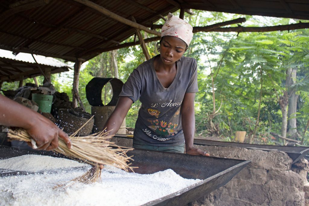 A YOUNG WOMAN IN NIGERIA TOASTS GARI, A PROCESSED PRODUCT MADE FROM CASSAVA. PHOTO: H.HOLMES/RTB