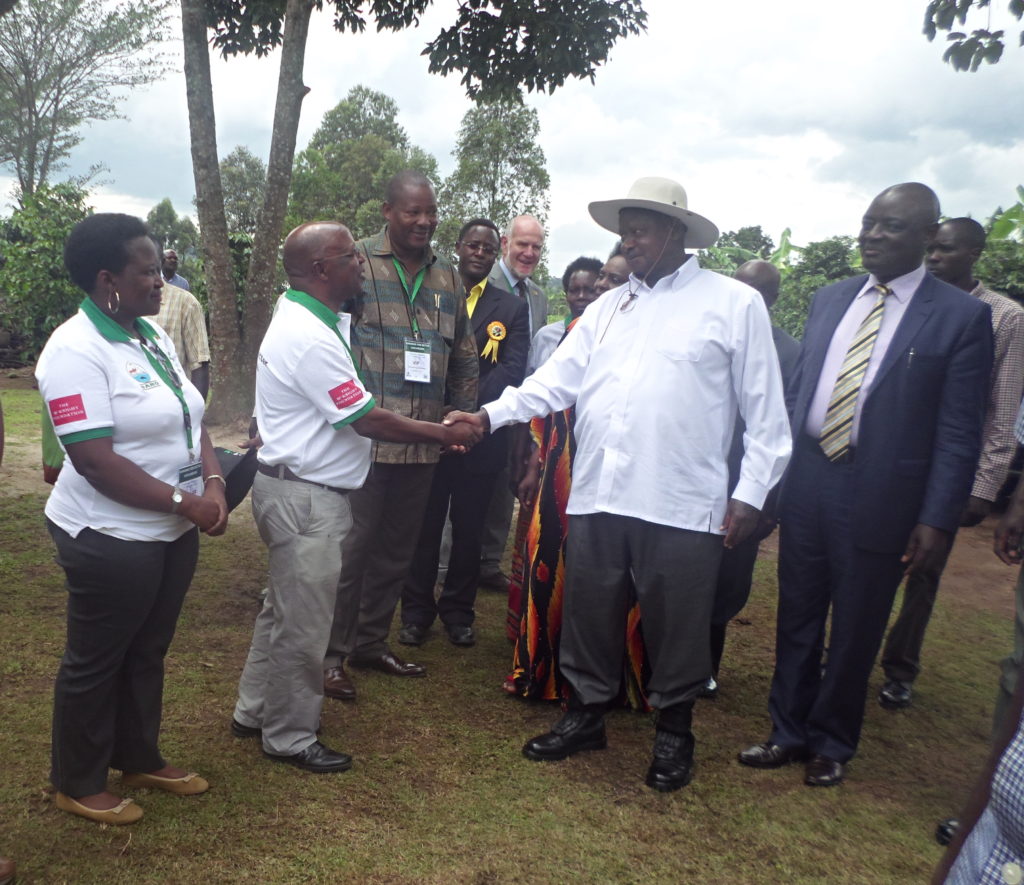 Dr. Eldad Karamura, Bioversity International Regional Representative for Eastern and Southern Africa, welcomes President Museveni to the first Banana Farmers Day in Bushenyi, Uganda. Photo: J.Turyatemba/Bioversirt